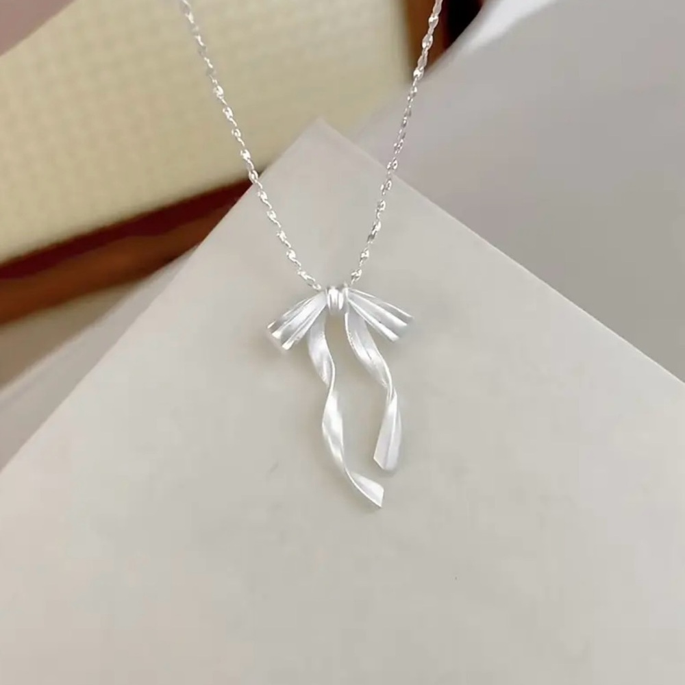 Stunning Silver Ribbon Bow Necklace NWT - Picture 3 of 7